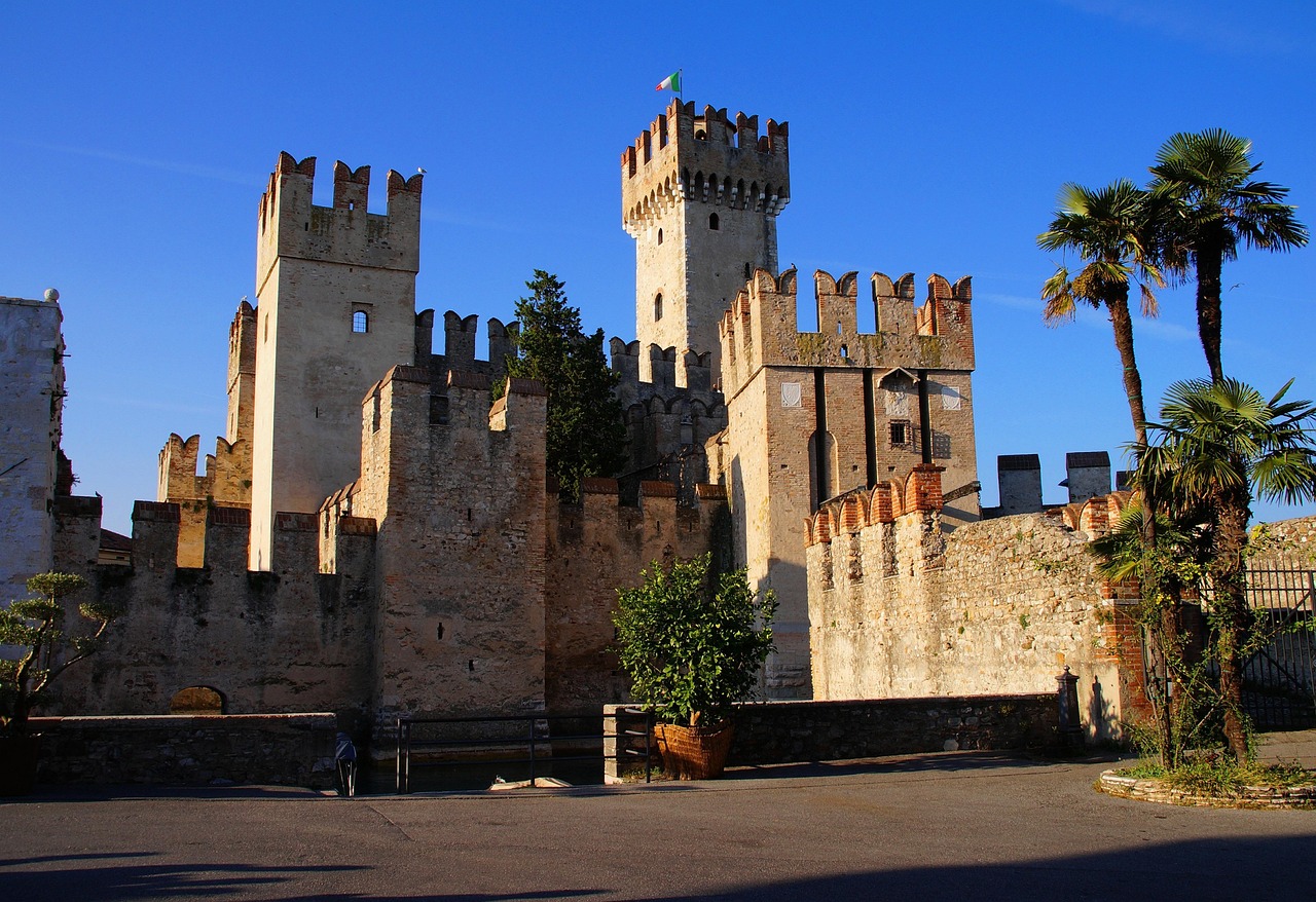 Castello di Sirmione illuminato al tramonto, simbolo della bellezza lombarda.