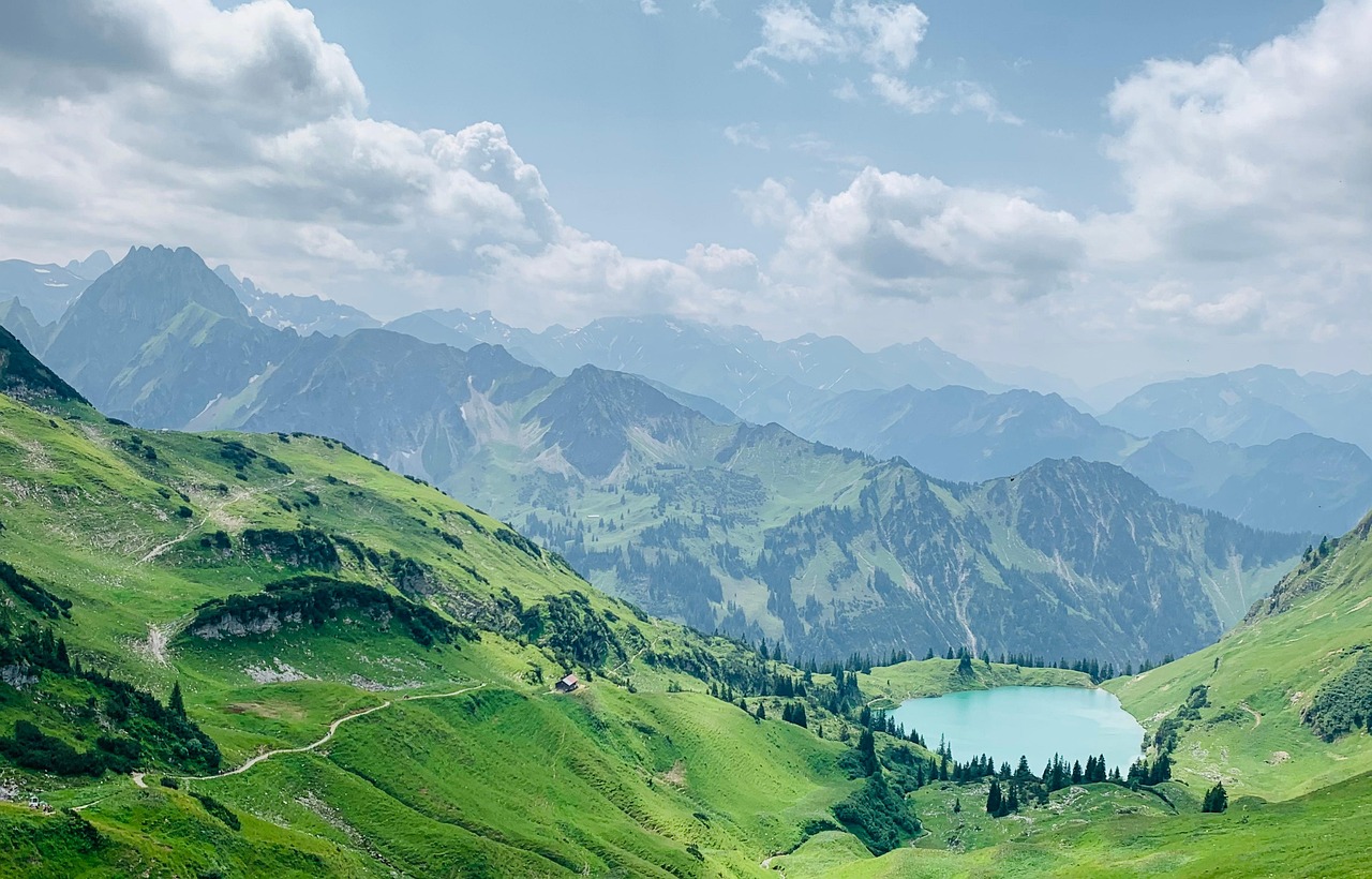 Panorama delle Alpi lombarde durante un'escursione, con vette imponenti e cielo blu.
