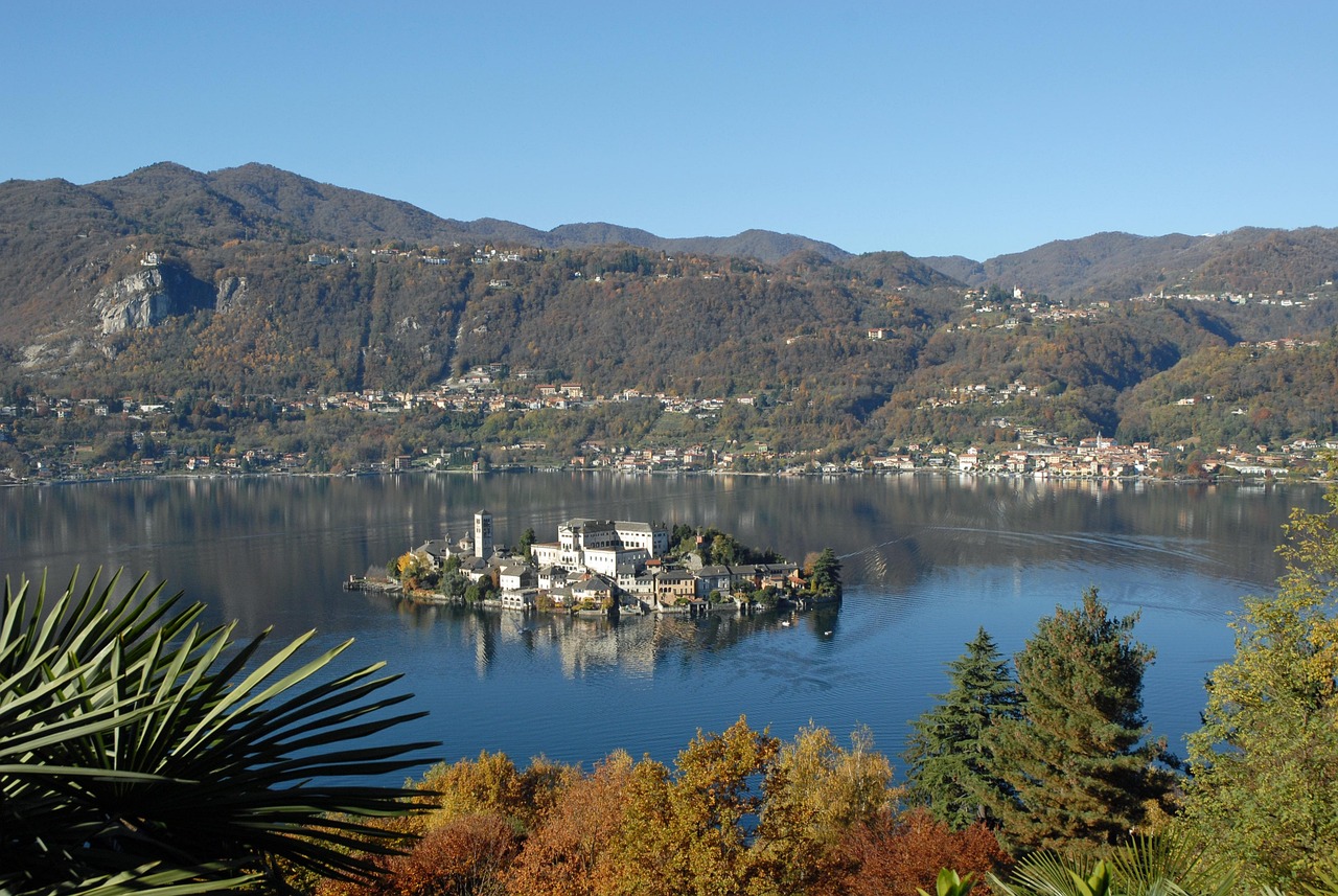 Escursione panoramica in Lombardia con vista mozzafiato sulle montagne e laghi.