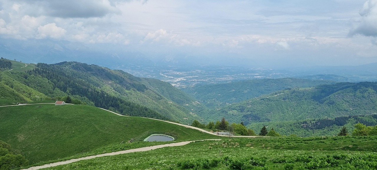 Panorama mozzafiato di un parco naturale tra Brescia e Bergamo durante un'escursione.