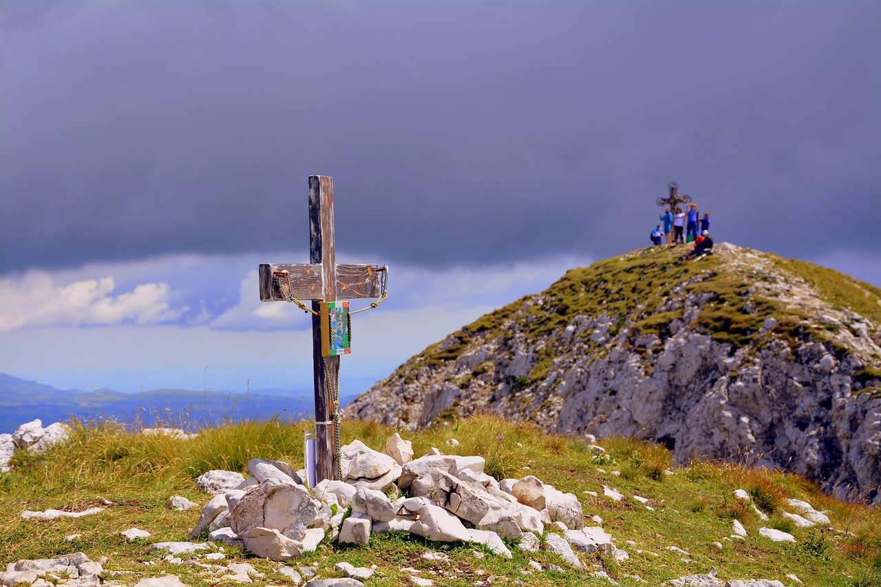 Panorama mozzafiato dalla Presolana, sentieri di trekking immersi nella natura.