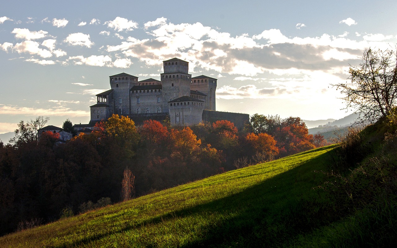 Panorama autunnale di colline e foreste nei dintorni di Brescia durante un'escursione.