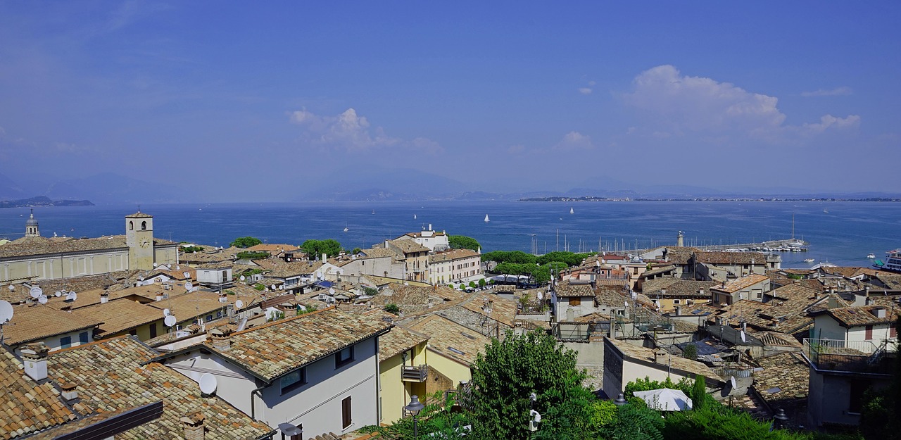 Vista panoramica sul Lago di Garda da un suggestivo borgo italiano.