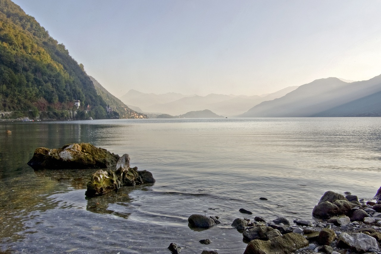 Vista panoramica del Lago d'Iseo con montagne e vegetazione circostante, simbolo di natura e relax.