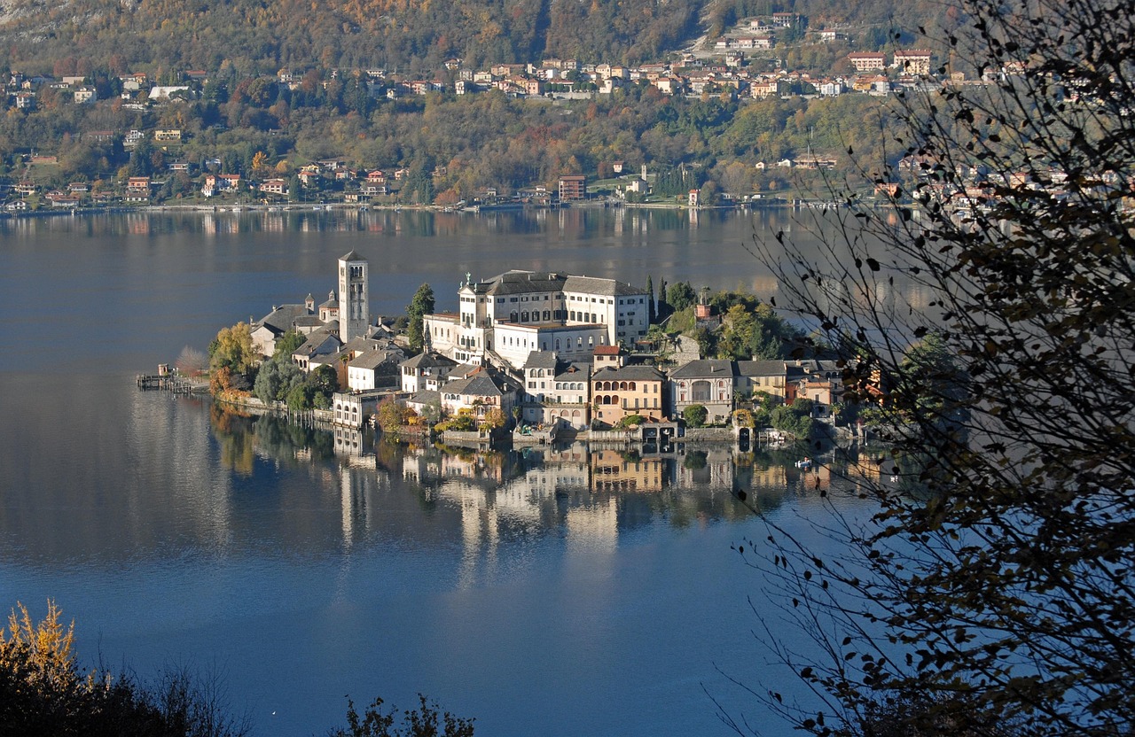 Vista panoramica di un pittoresco borgo affacciato sul lago in Lombardia.