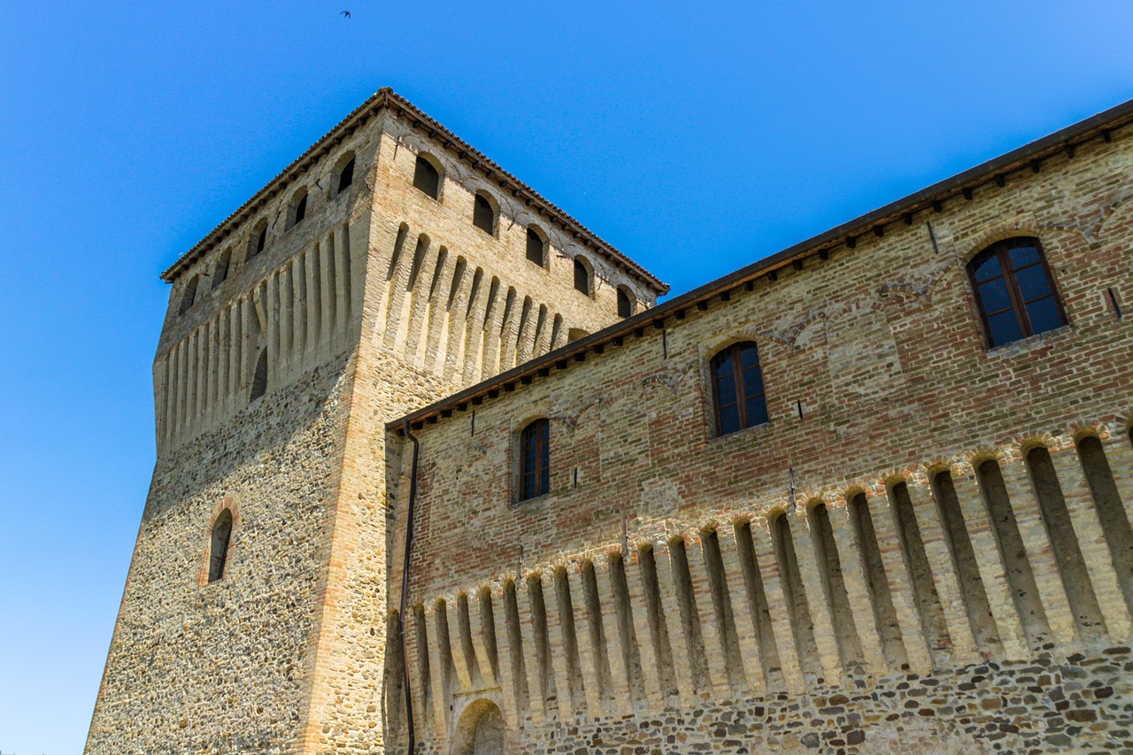Vista panoramica di un castello medievale poco conosciuto in Lombardia, circondato da colline verdi.