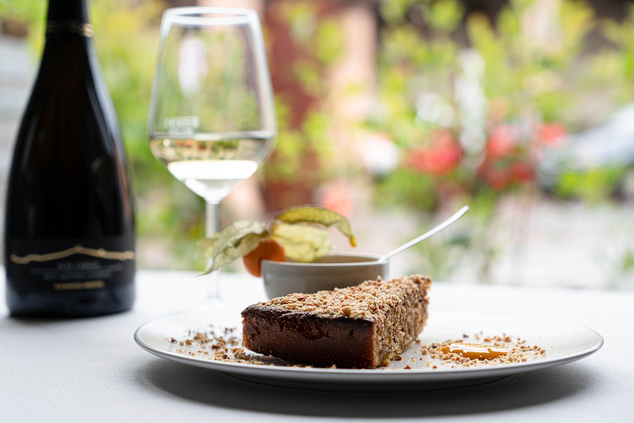 Ristorante romantico in Franciacorta con tavoli elegantemente apparecchiati e vista panoramica.