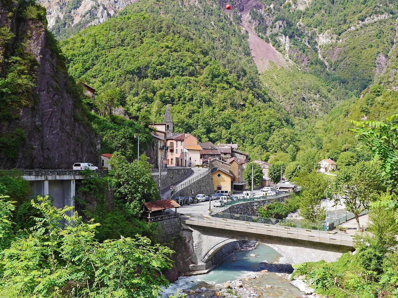 Incisioni rupestri su roccia nei borghi storici della Val Camonica, simbolo di culture antiche.
