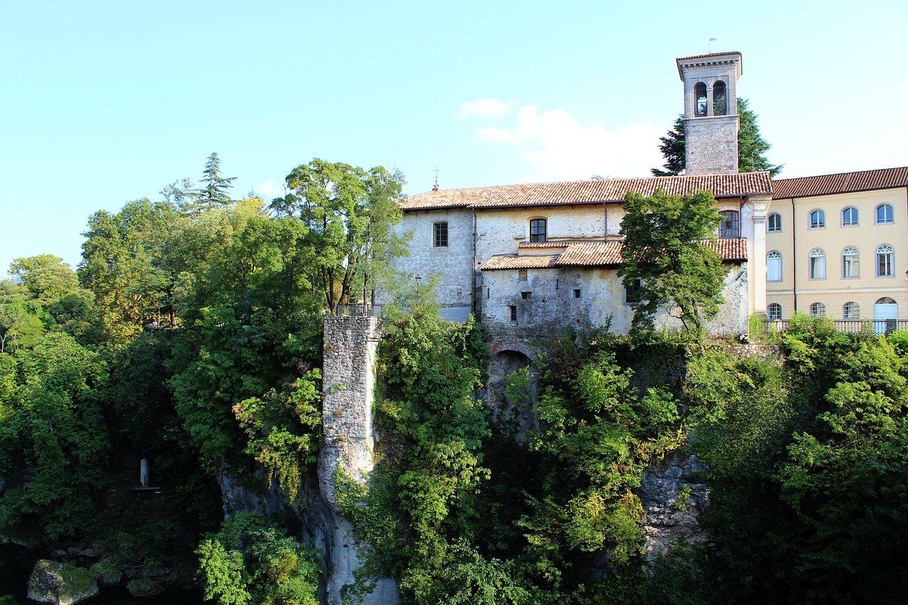 Vista panoramica di un borgo medievale ben conservato nella provincia di Brescia.
