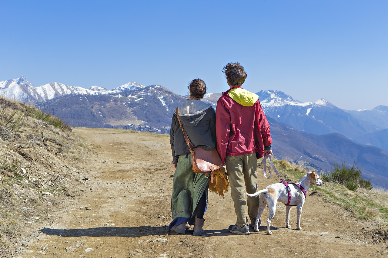 Famiglia felice in escursione tra le montagne della Lombardia, circondata da natura e panorami mozzafiato.