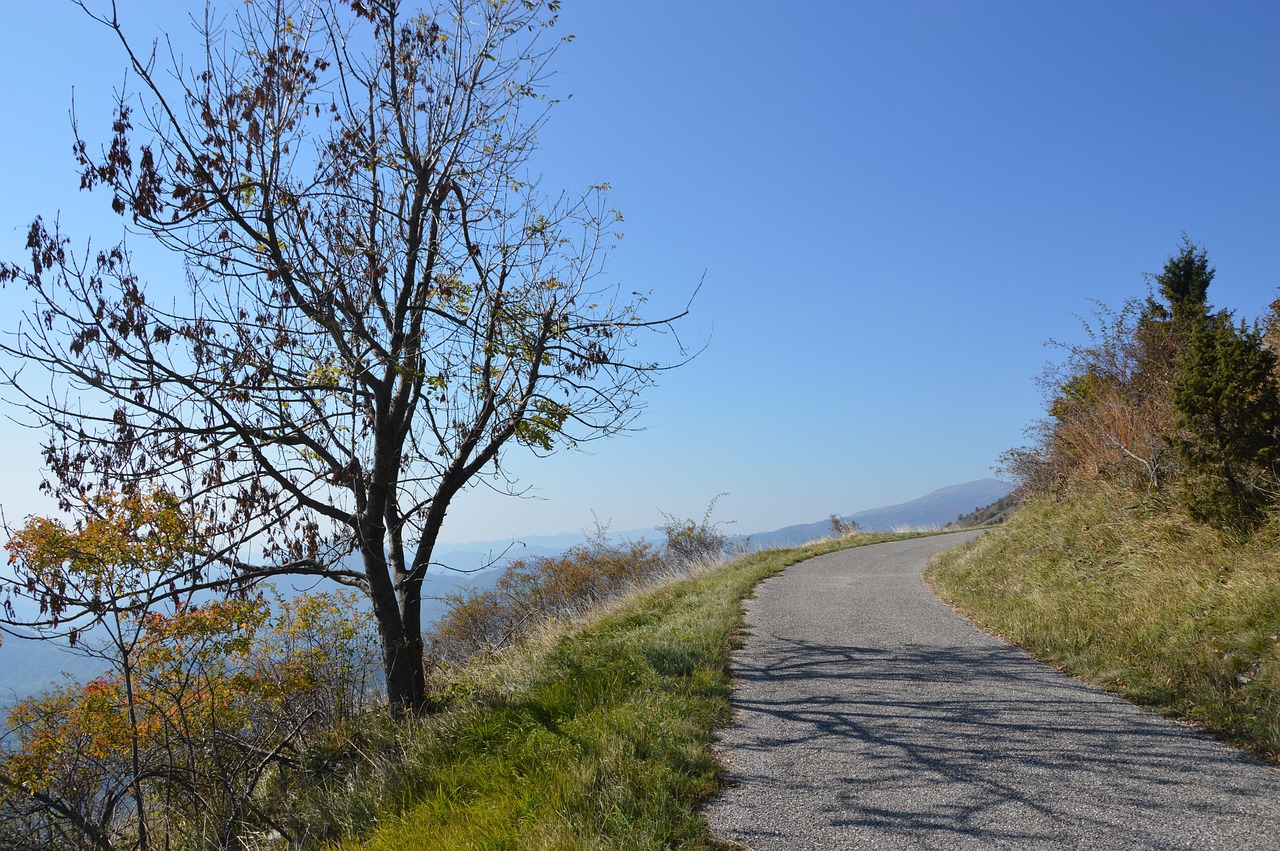 Ciclista su un sentiero panoramico circondato da natura nei dintorni di Brescia.