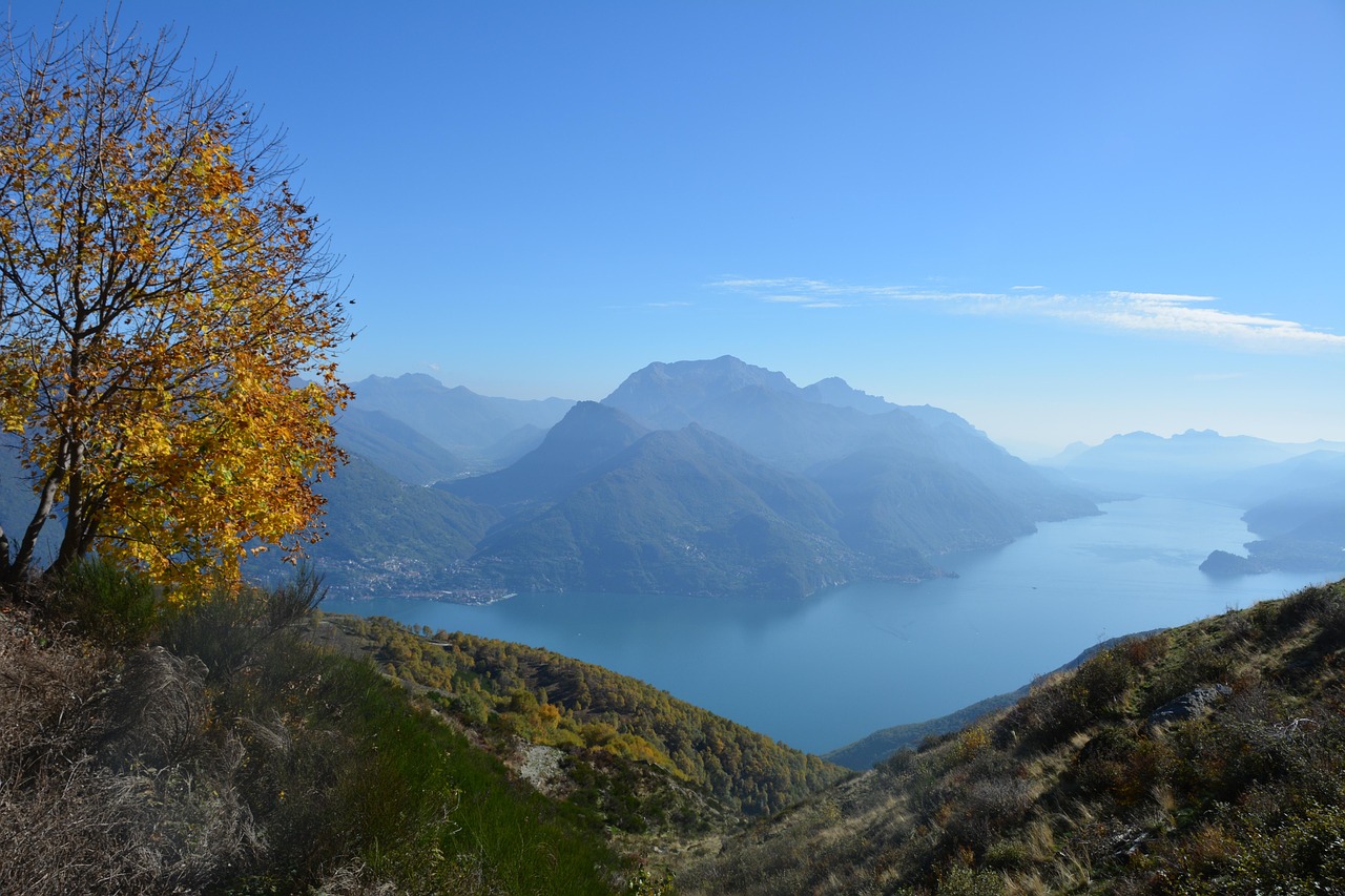 Famiglia che esplora un sentiero panoramico vicino al Lago d'Iseo, circondata dalla natura.