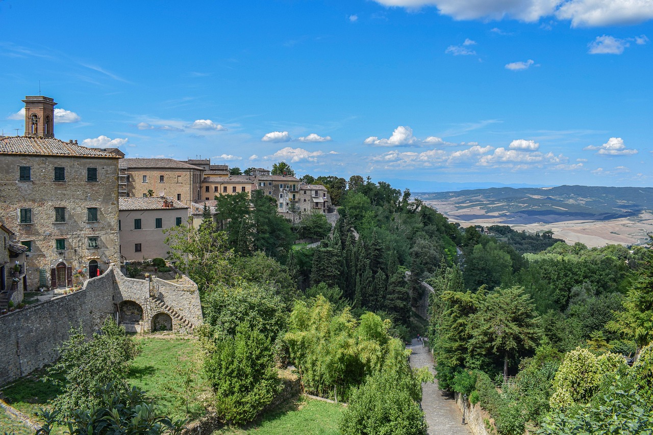 Panorama della Via Valeriana con borghi medievali e paesaggi naturali.