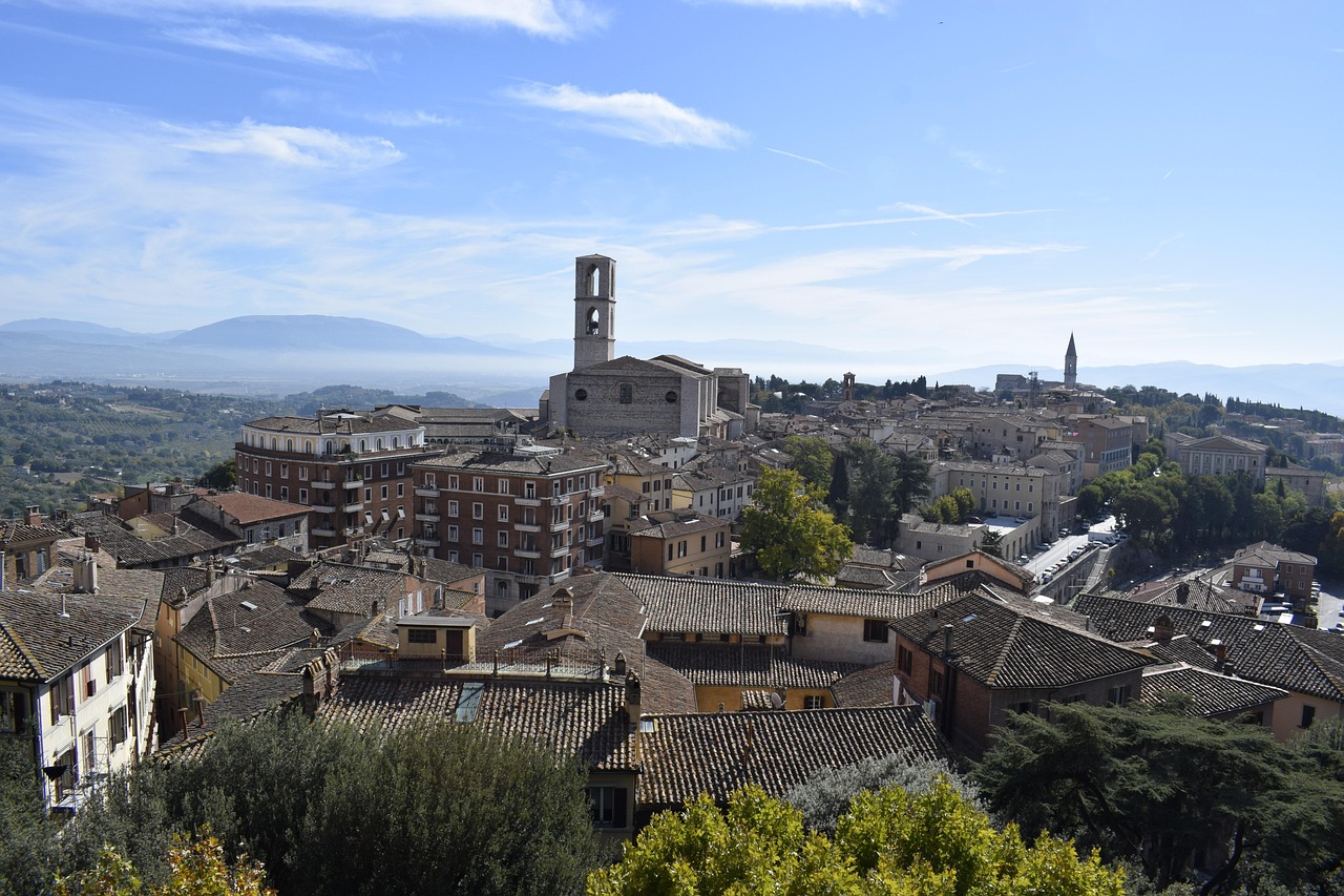 Panorama di Brescia con monumenti storici, piatti tipici e gente che si diverte nel weekend.