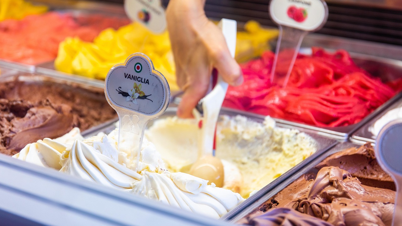 Gelato artigianale colorato in una coppa, con vista su una gelateria a Brescia.