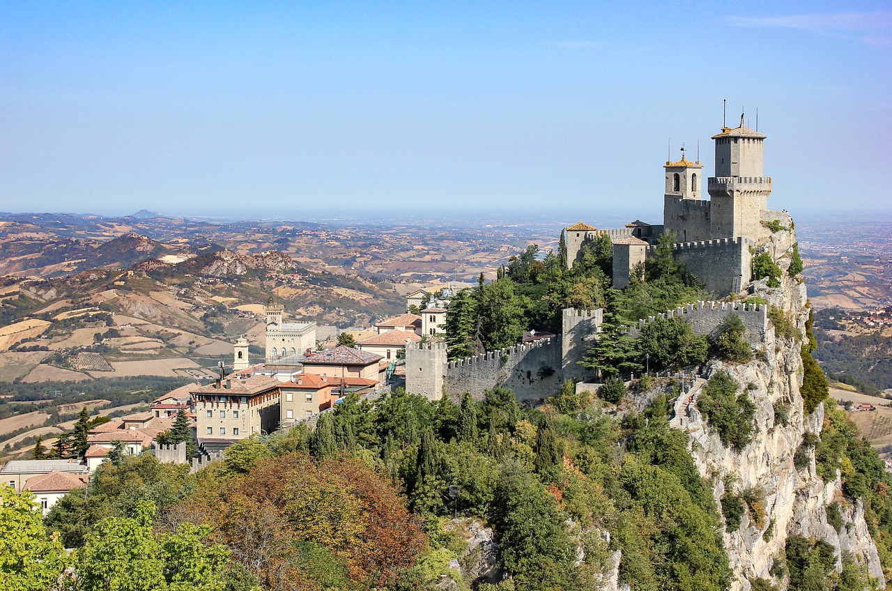 Panorama di un'affascinante località nascosta nei dintorni di Brescia, circondata da natura e storia.