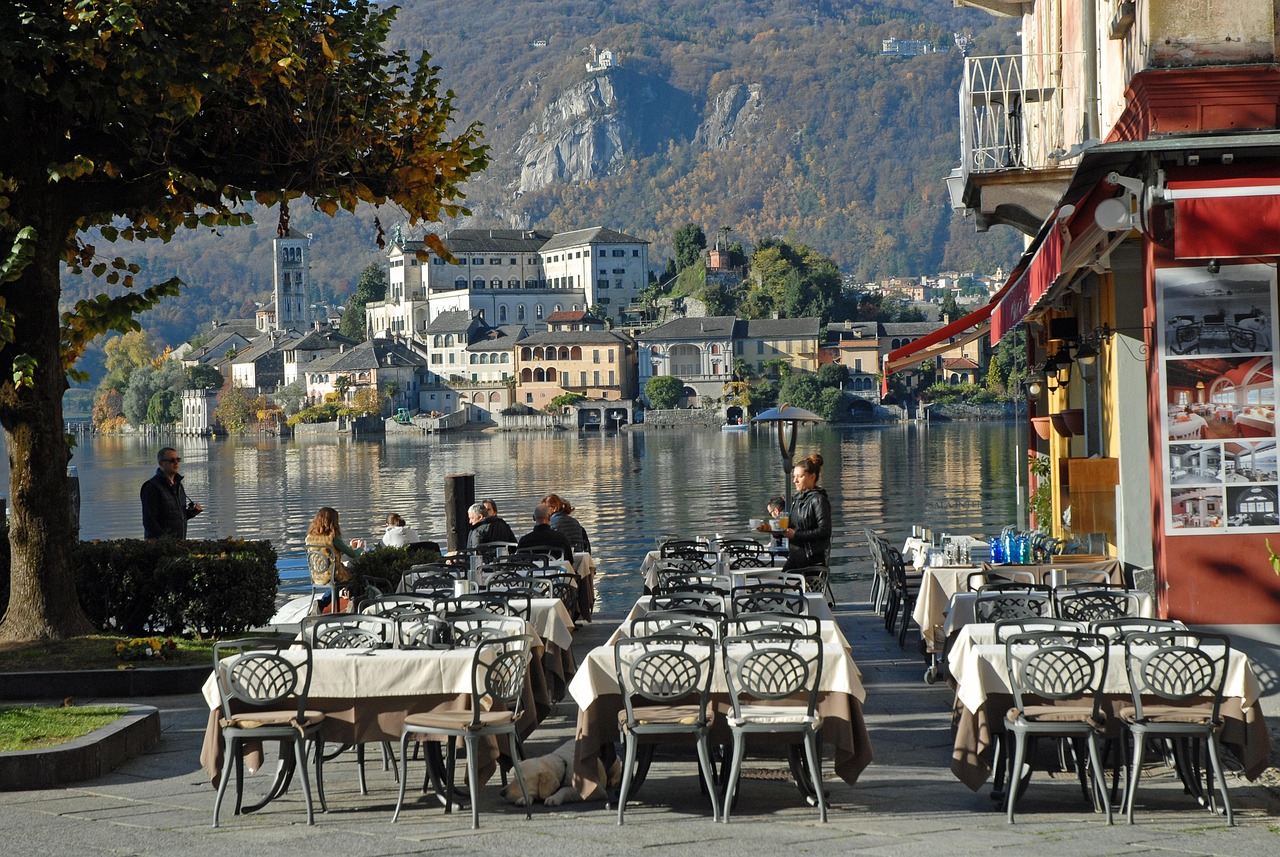 Ristorante sul Lago d'Iseo con piatti a base di pesce di lago fresco e vista panoramica.