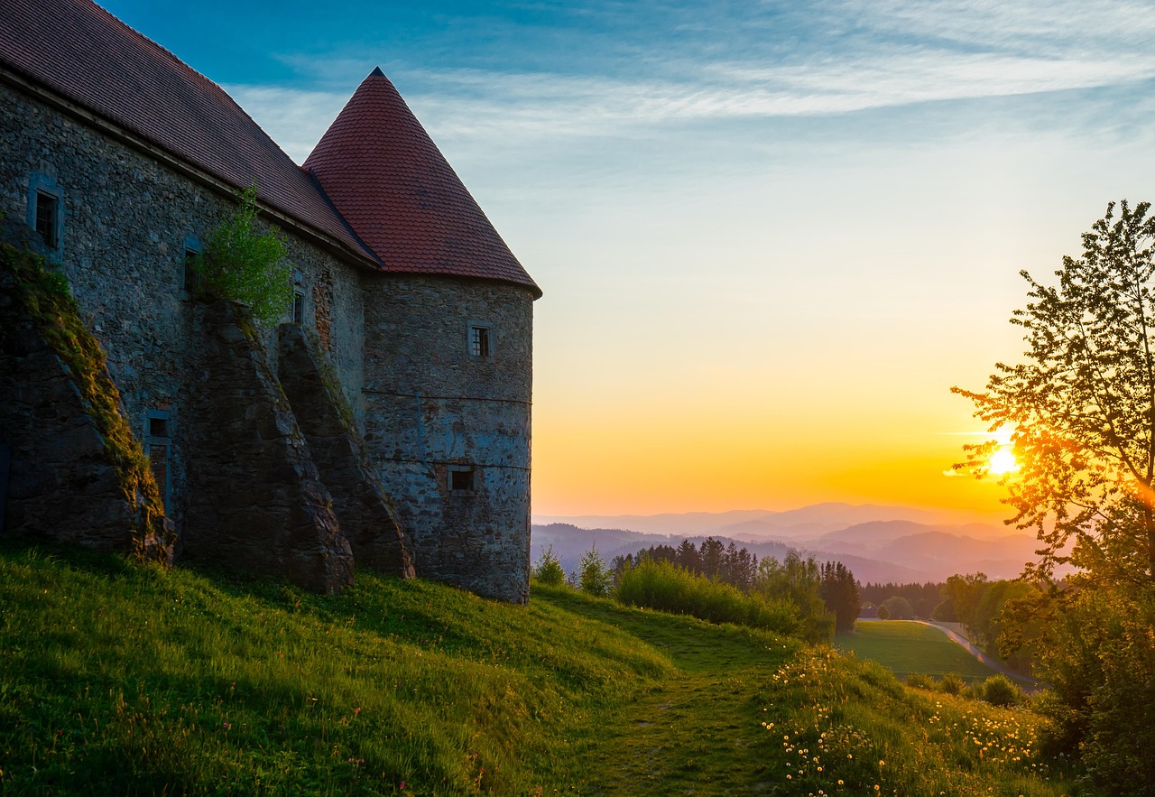 Panorama di un borgo pittoresco al tramonto, con luci calde e strade acciottolate.