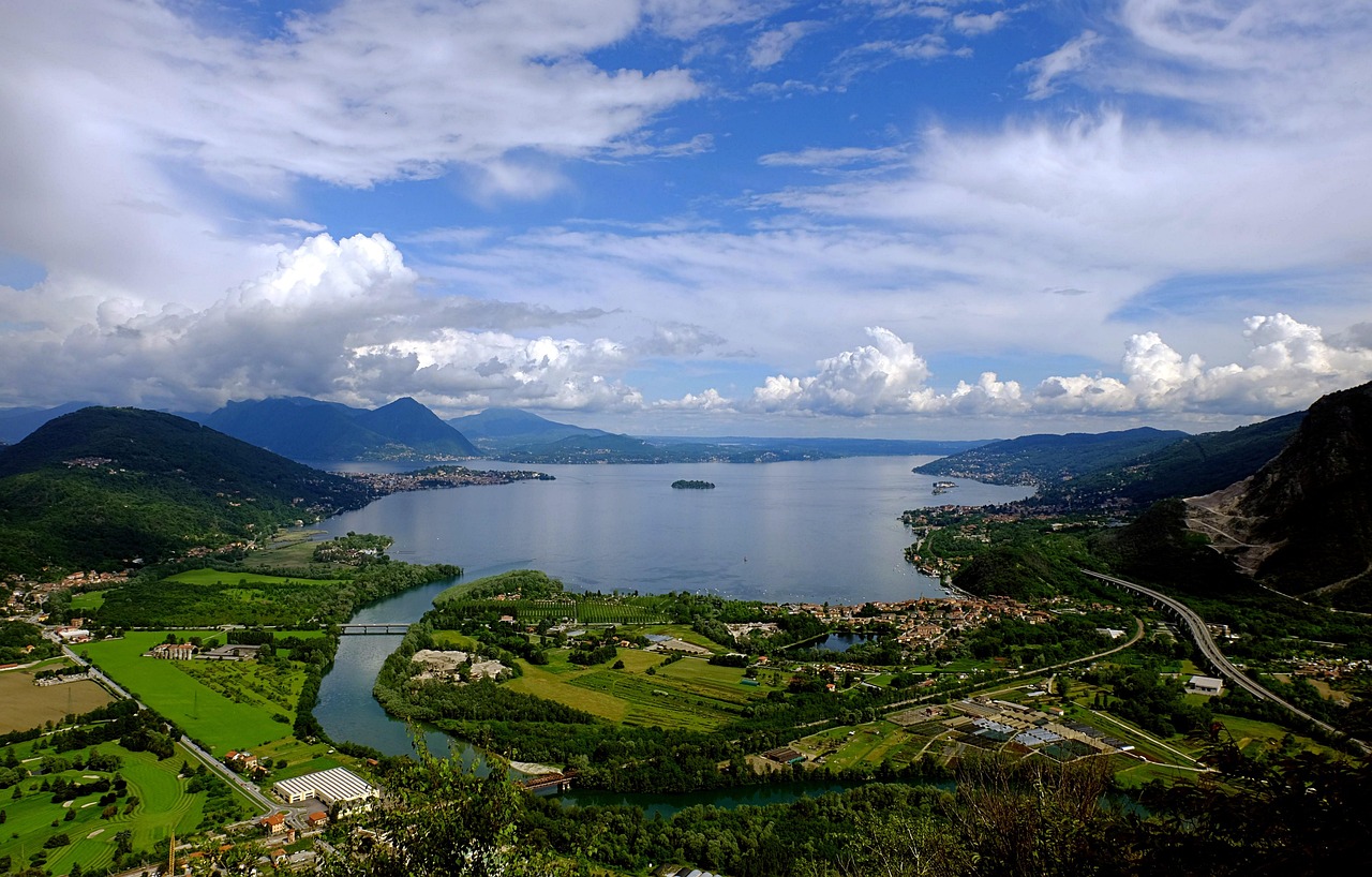 Panorama del Lago d'Iseo con montagne e cielo blu, ideale per scatti fotografici.