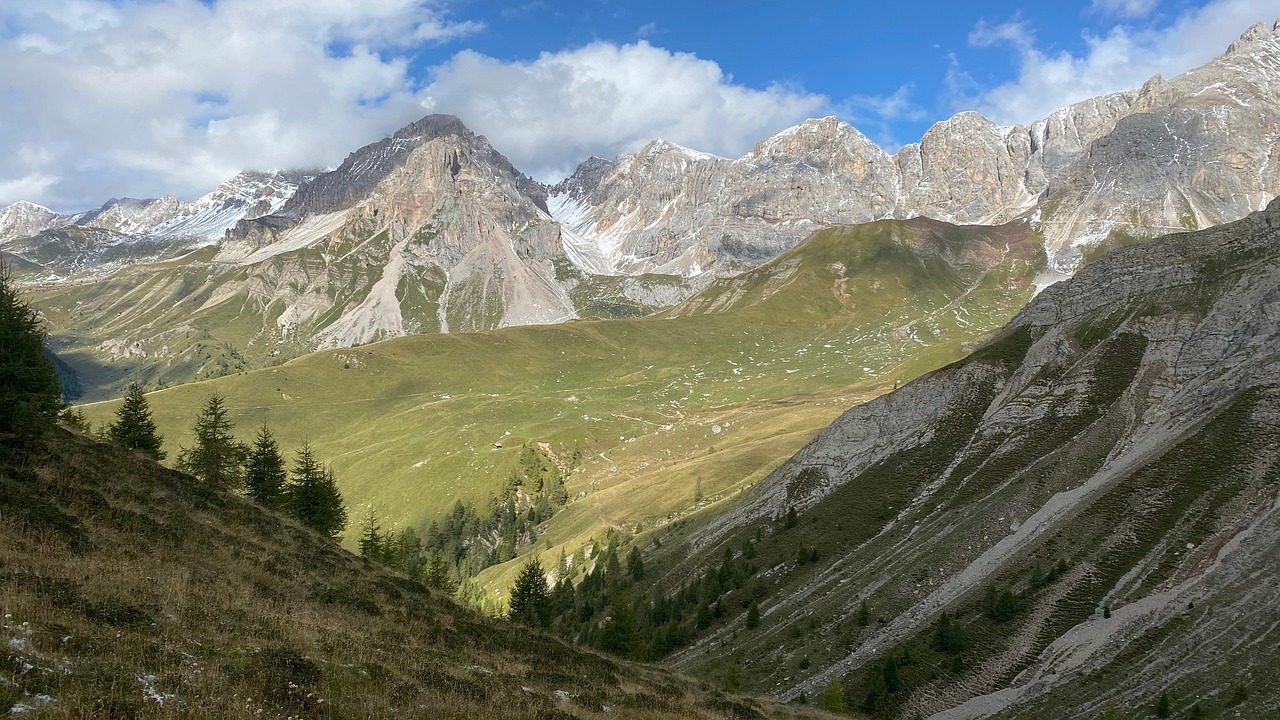 Panorama delle Prealpi Bresciane con sentieri e natura incontaminata.