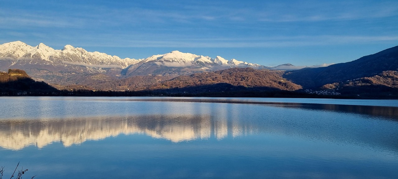 Laghi della provincia di Brescia, ideali per un tuffo rinfrescante in estate, con acqua cristallina e natura rigogliosa.