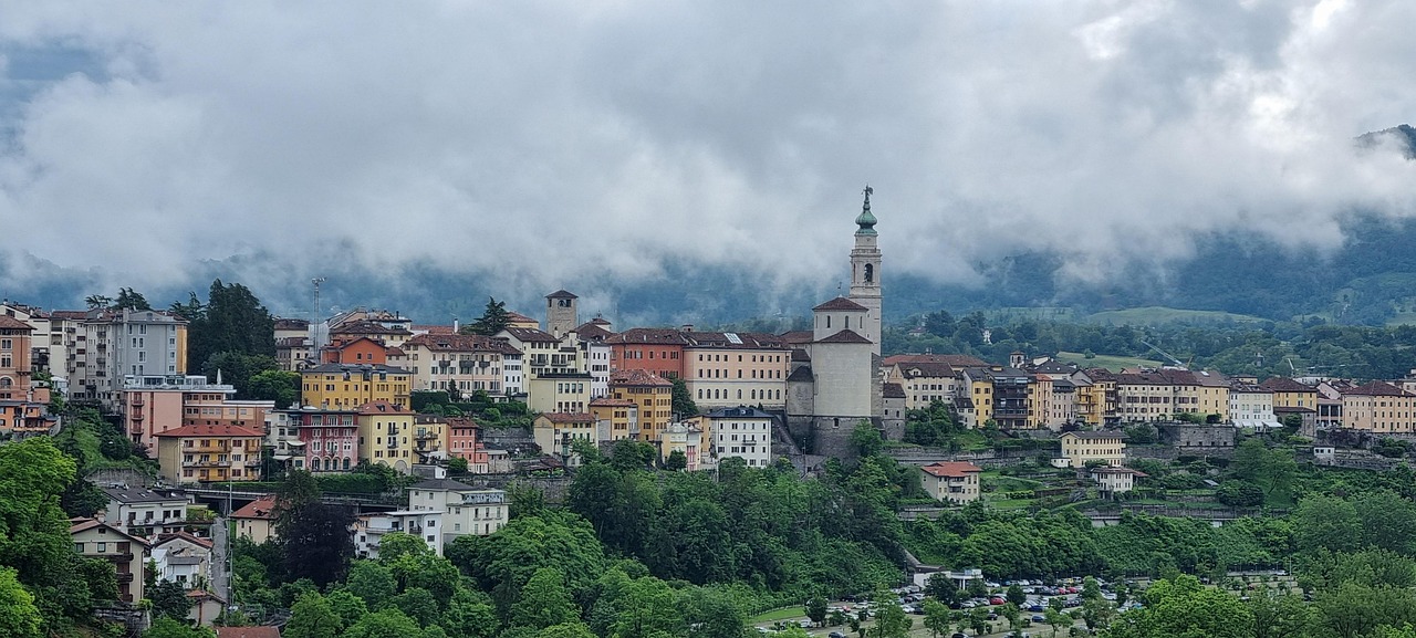 Panorama di Bergamo Alta con il Duomo e le mura storiche, vista su Brescia sullo sfondo.