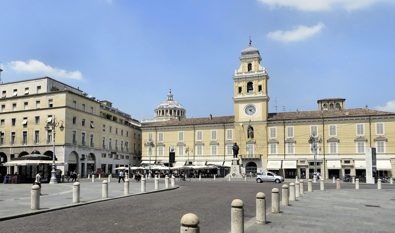 Panorama del centro storico di Brescia con monumenti e strade affollate da turisti in una mattina soleggiata.