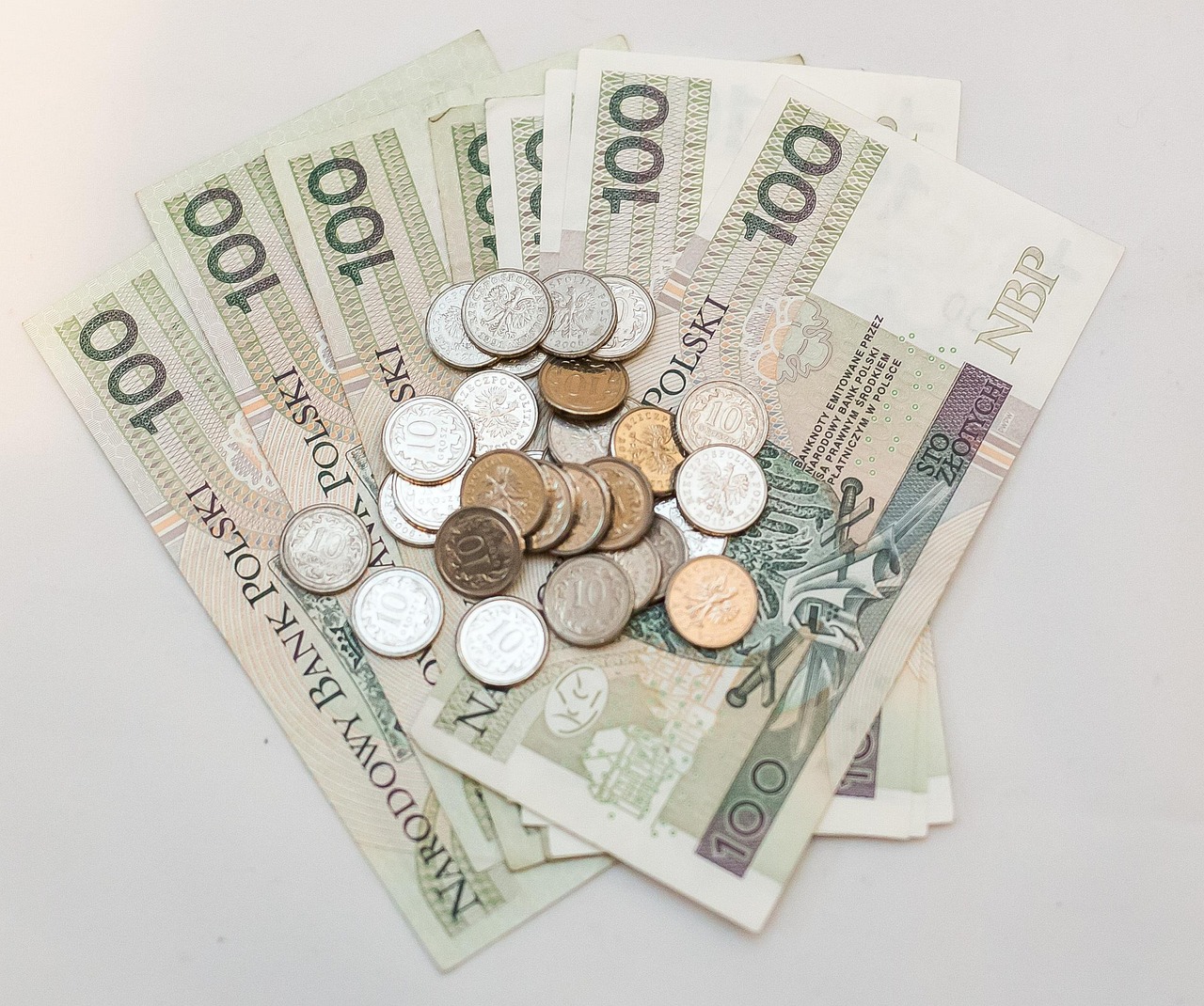 Grafico che mostra gli importi previsti per l'aumento delle pensioni nel 2026 per diverse categorie di lavoratori.