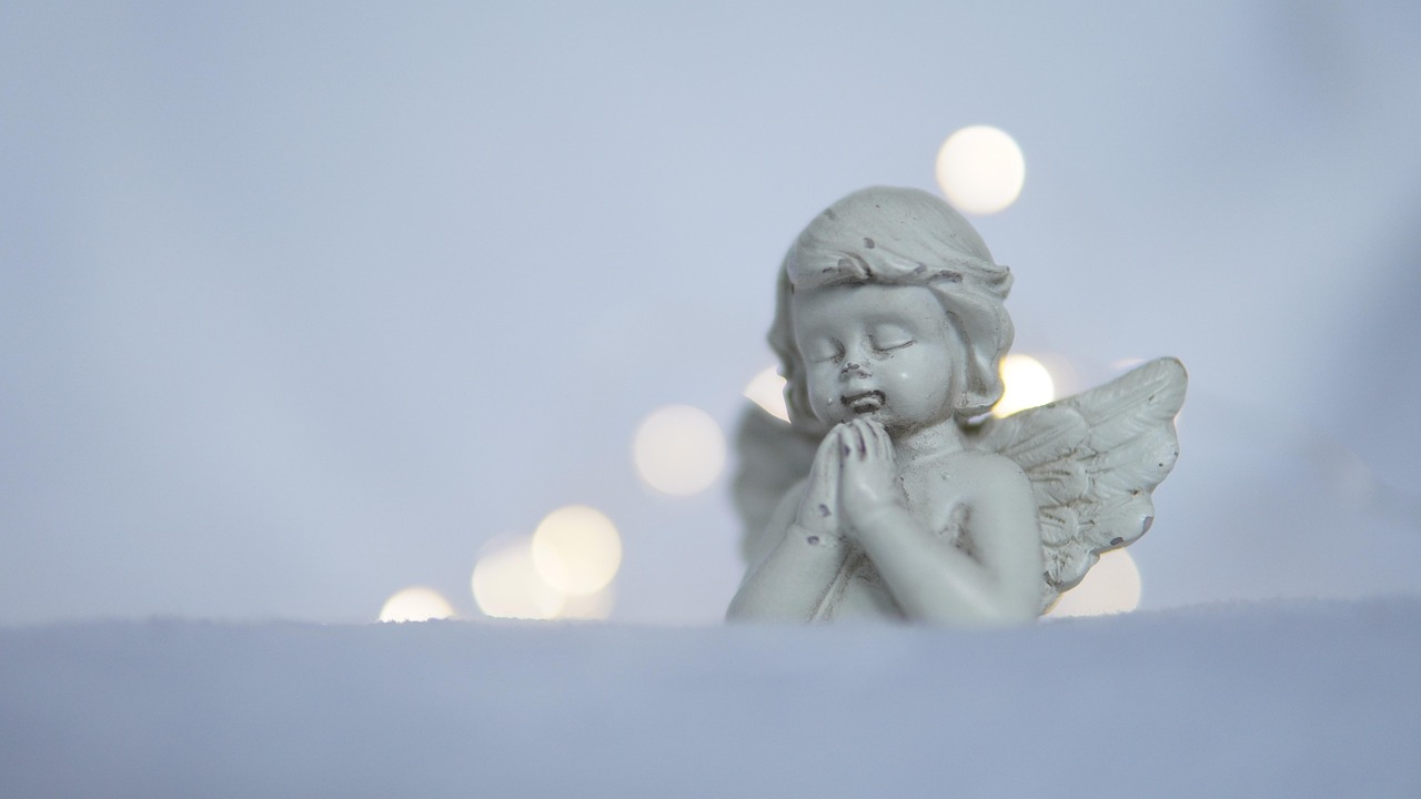 Immagine di una candela accesa con un cielo stellato, simbolo di preghiera e tranquillità per la notte.
