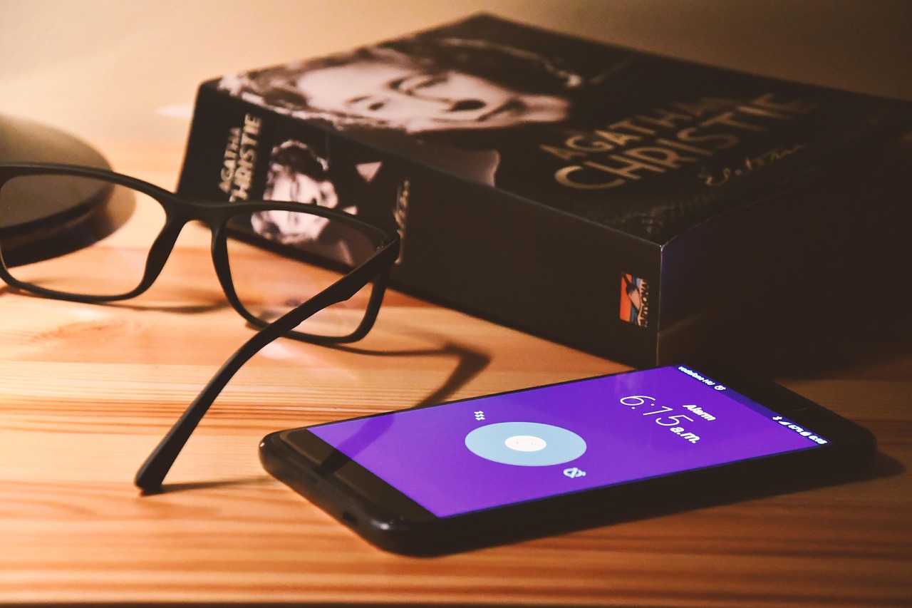 Immagine evocativa con citazioni profonde per una buonanotte riflessiva del 6 febbraio 2026.