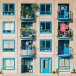 Inquilini e proprietari discutono le nuove leggi sull'affitto in un incontro informativo.