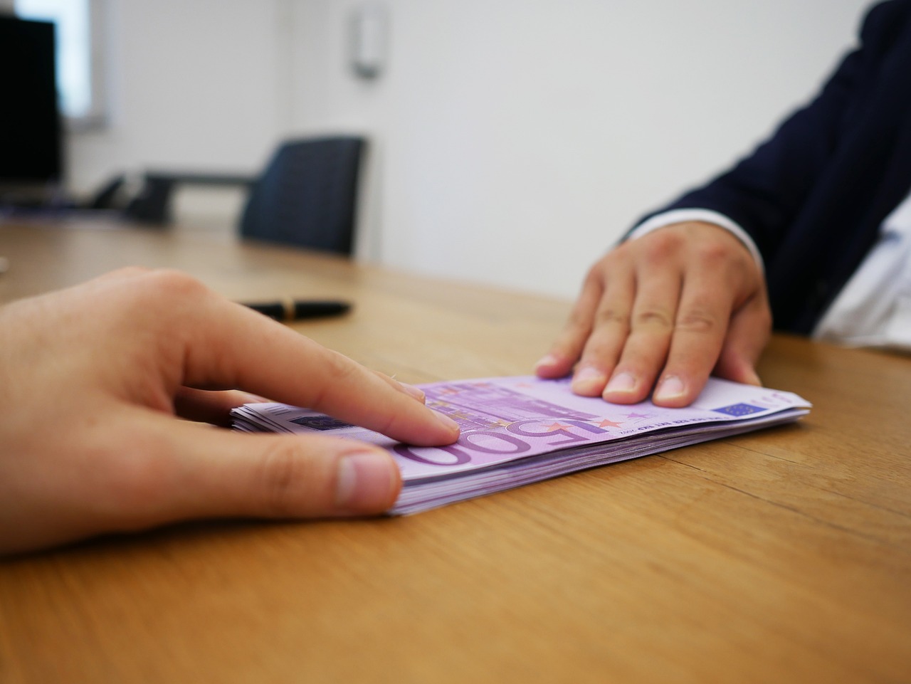 Immagine di un contratto di affitto con evidenziati i rischi legati all'affitto in nero.