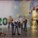 Uomo preoccupato che legge un avviso INPS su una pensione a rischio nel 2026.