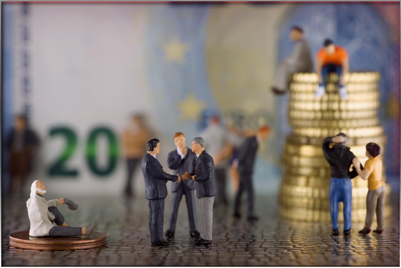 Uomo preoccupato che legge un avviso INPS su una pensione a rischio nel 2026.