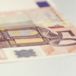 Dettaglio di una banconota da 50 euro con avviso di allerta per falsificazioni.