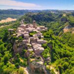 Panorama di un suggestivo borgo medievale italiano con antiche case in pietra e stradine acciottolate.