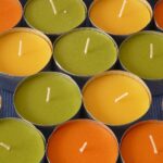 Candele profumate fai da te su un tavolo, materiali e strumenti per la creazione in vista.