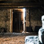 Immagine di un uomo che applica un nastro adesivo isolante su una porta per eliminare spifferi.