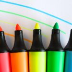 Immagine che mostra un divano con macchie di pennarello e un metodo per rimuoverle.