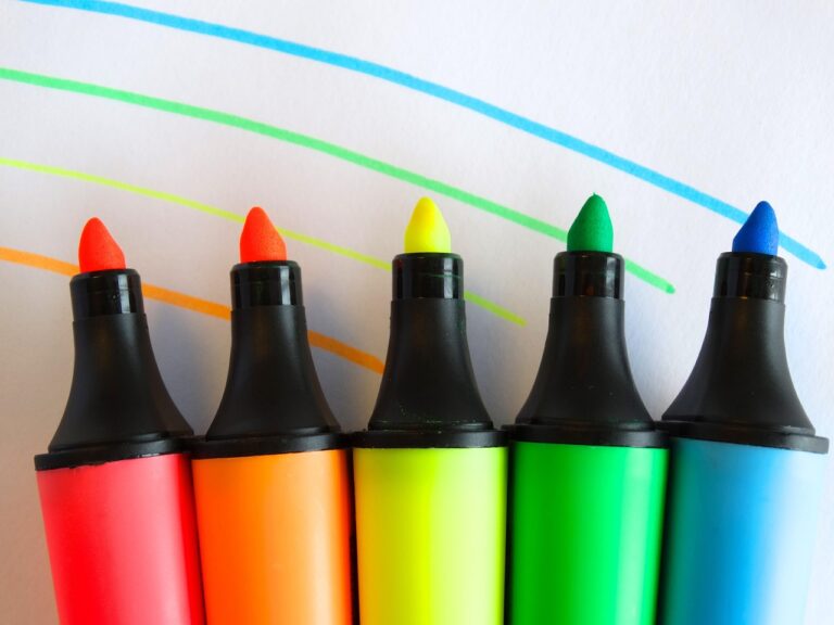 Come togliere le macchie di pennarello dal divano: ecco il trucco