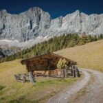 Rifugio panoramico nelle Dolomiti, con vista mozzafiato sulle stelle e paesaggio montano circostante.