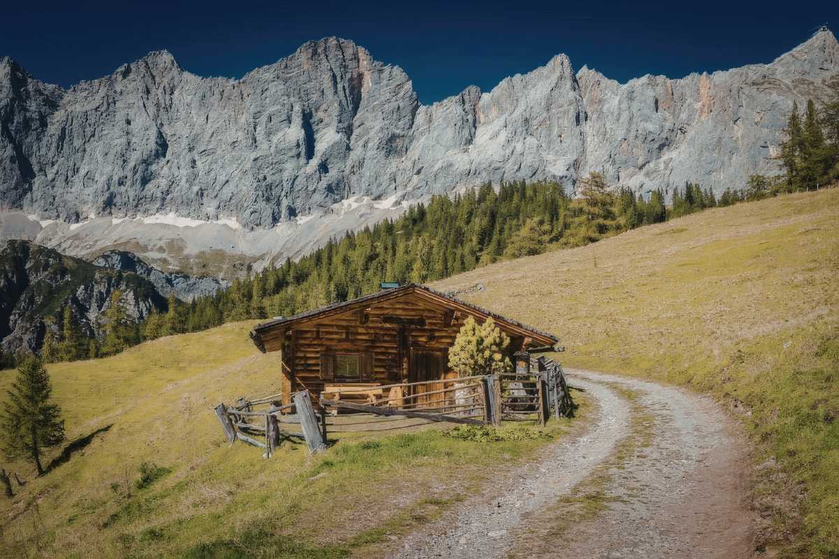 Rifugio panoramico nelle Dolomiti, con vista mozzafiato sulle stelle e paesaggio montano circostante.