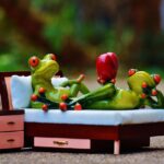 Frasi romantiche per augurare buonanotte a lui e a lei, con sfondo notturno e cuori.