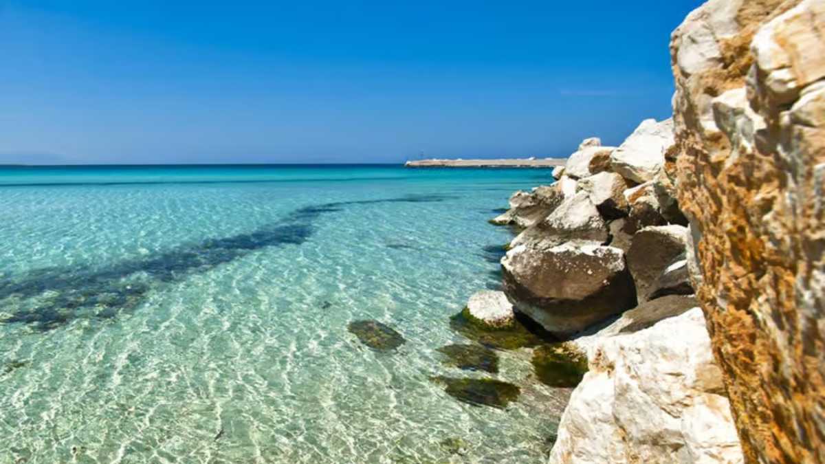 Hotel vista mare a Trani, ideale per una tranquilla vacanza primaverile in Puglia.
