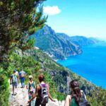 Panorama di un cammino in Italia, con sentieri naturali e paesaggi mozzafiato nel sud del paese.