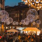 Mercatini di Natale in Italia, con luci, bancarelle e decorazioni festive.