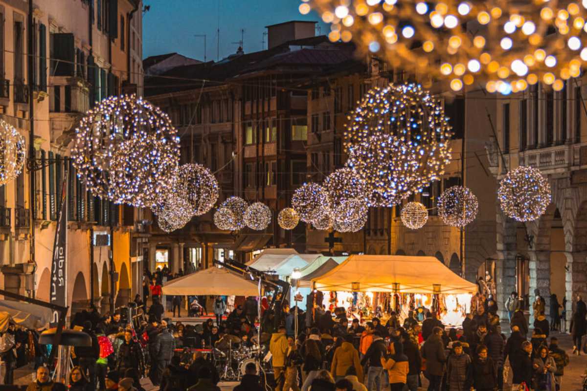 Mercatini di Natale in Italia, con luci, bancarelle e decorazioni festive.