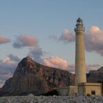 Faro iconico italiano, perfetto per foto indimenticabili e scenari mozzafiato.