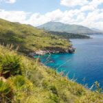 Trekking panoramico in Sardegna, sentiero immerso nella natura selvaggia e scogliere mozzafiato.