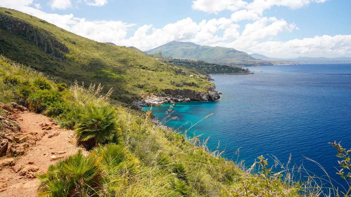 Trekking panoramico in Sardegna, sentiero immerso nella natura selvaggia e scogliere mozzafiato.